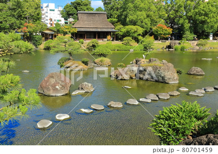 【熊本県】晴天下の水前寺成趣園 80701459