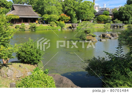 【熊本県】晴天下の水前寺成趣園 80701484