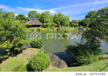 【熊本県】晴天下の水前寺成趣園 80701486