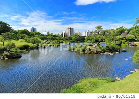 【熊本県】晴天下の水前寺成趣園 80701519