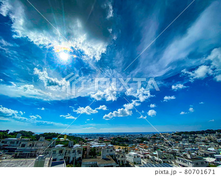 街並みと綺麗な青空 街並みと綺麗な青空 80701671