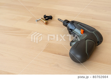 DIY、日曜大工｜電動ドライバーとネジ 80702664