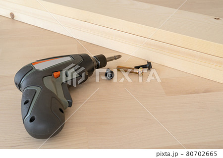 DIY、日曜大工｜電動ドライバーとネジと木材 80702665