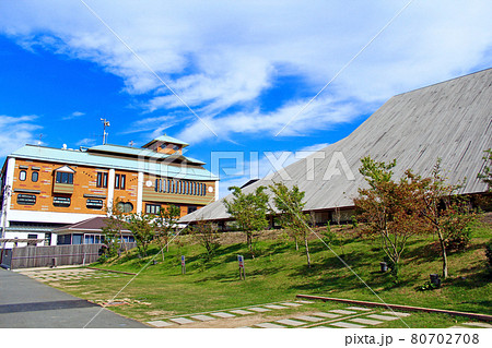 【香川】秋の直島　直島ホールと直島町役場 80702708