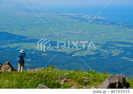 高山植物が咲き乱れる雲上のお花畑、鳥海山(笙ヶ岳) 高山植物が咲き乱れる雲上のお花畑、鳥海山(笙ヶ岳) 80703335