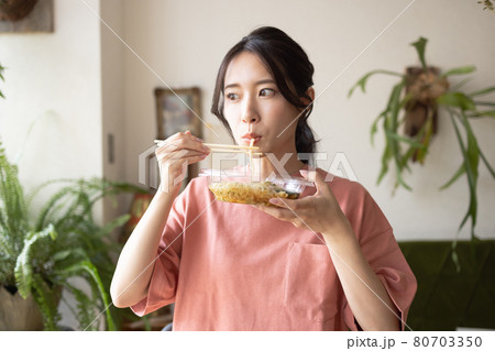 部屋で食事をする若い女性 部屋で食事をする若い女性 80703350