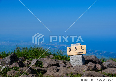 高山植物が咲き乱れる雲上のお花畑、鳥海山(笙ヶ岳) 高山植物が咲き乱れる雲上のお花畑、鳥海山(笙ヶ岳) 80703357