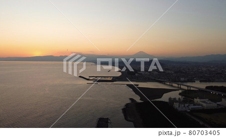 ドローン空撮 夕陽と湘南海岸 80703405
