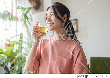 麦茶を飲むかわいい女性 麦茶を飲むかわいい女性 80703494