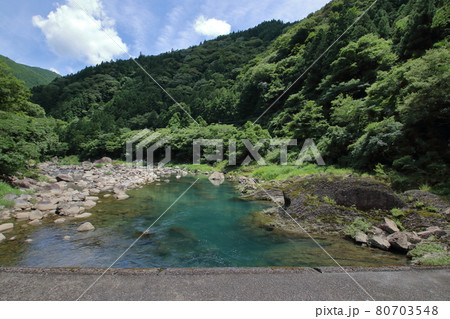堀ヶ生沈下橋からの眺め 初夏 (高知県 北川村) 堀ヶ生沈下橋からの眺め 初夏 (高知県 北川村) 80703548