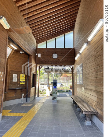 青梅線古里駅の明るい改札口 青梅線古里駅の明るい改札口 80705110