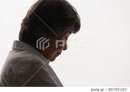 シニア女性　悩む　シルエット  80705163