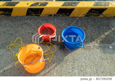 防波堤に置いている釣りバケツ　 80706096