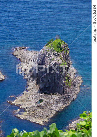 丹後半島　安山岩の柱状節理　晴天の日本海 80706284