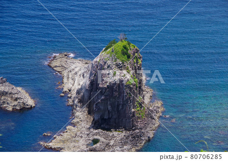 丹後半島　安山岩の柱状節理　晴天の日本海 80706285