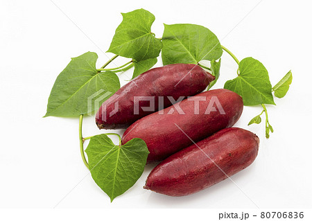 白バックで葉を添えたさつまいもとサツマイモ 80706836