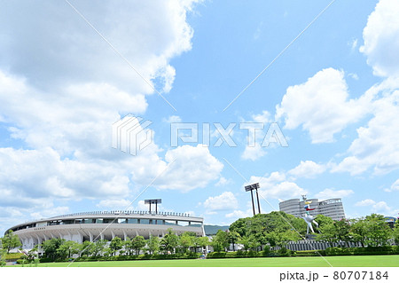 岐阜長良川競技場(岐阜県)と青空 岐阜長良川競技場(岐阜県)と青空 80707184