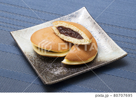 どら焼き　和菓子　焼菓子　日本のお菓子　イメージ素材 80707695