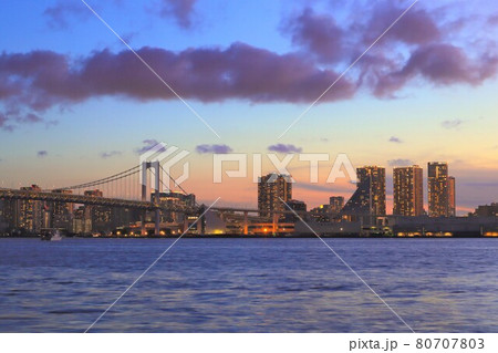 東京都 レインボーブリッジと東京臨海部の夕景 東京都 レインボーブリッジと東京臨海部の夕景 80707803