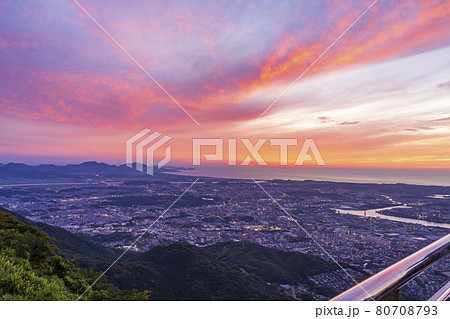皿倉山展望台 夕焼け 福岡県 北九州市の写真素材 [80708793] - PIXTA