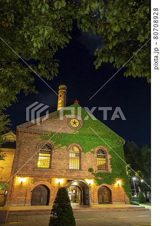 夏のサッポロビール園、開拓使館夜景 80708928