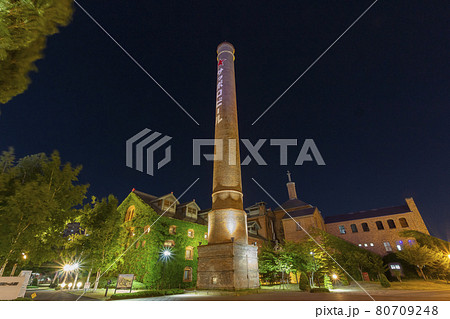 煙突広場より見るサッポロビール博物館夜景 80709248