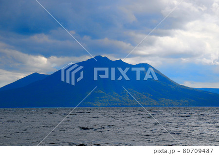 支笏湖の沿岸から風不死岳、樽前山を望む ズームアップ 支笏湖の沿岸から風不死岳、樽前山を望む ズームアップ 80709487