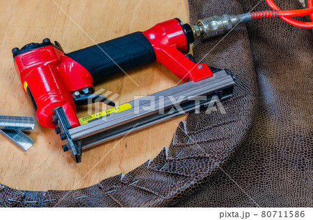 manufacture of upholstered furniture, furniture upholstery with a pneumatic stapler 80711586