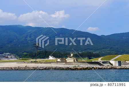 岩手県陸前高田市　気仙川の対岸から津波復興祈念公園の震災遺構を眺める 80711991