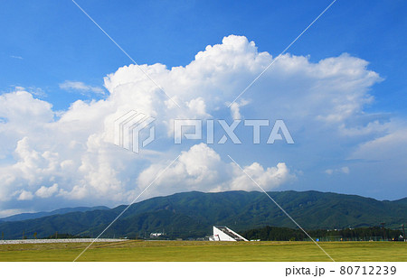 岩手県 陸前高田市 津波復興祈念公園の空に湧く積乱雲 岩手県 陸前高田市 津波復興祈念公園の空に湧く積乱雲 80712239
