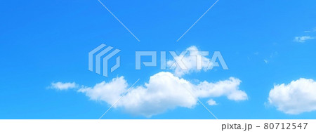 青空に浮かぶ白い雲のイラストのイラスト素材