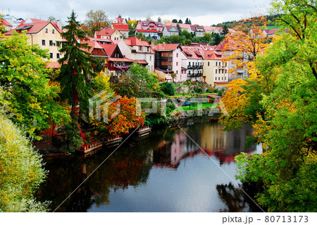 チェコ共和国 世界文化遺産 チェスキー・クルムロフ、モルダウ川の紅葉 チェコ共和国 世界文化遺産 チェスキー・クルムロフ、モルダウ川の紅葉 80713173