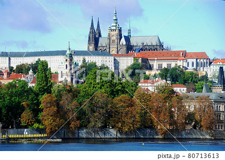 チェコ共和国の首都プラハ　モルダウ川の川岸から見上げるプラハ城と聖ヴィート大聖堂 80713613