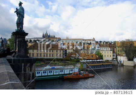 チェコ共和国首都プラハ　ヴルタヴァ川にかかるカレル橋から望む旧市街の街並み 80713615