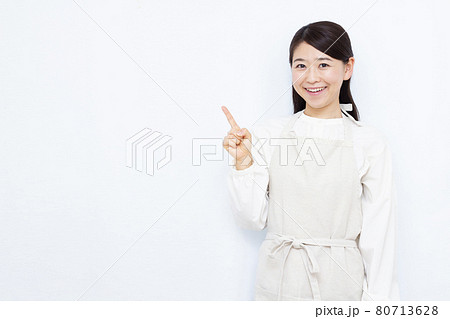 指差しをしている30代の主婦 指差しをしている30代の主婦 80713628
