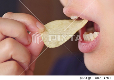 ポテトチップスを食べる女性 ポテトチップスを食べる女性 80713761