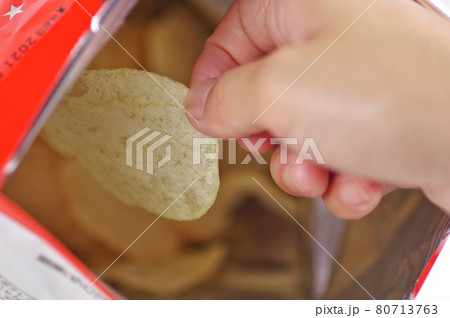 ポテトチップスを食べる女性 80713763