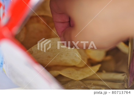 ポテトチップスを食べる女性 80713764