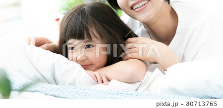 ベッドで寝転がるママと子ども 80713765