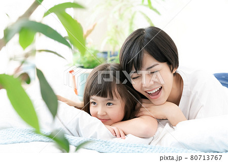 ベッドで寝転がるママと子ども 80713767