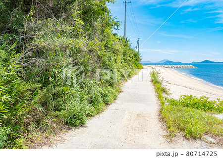 香川県 男木島】夏の海沿いの道の風景 田舎の写真素材 [80714725] - PIXTA