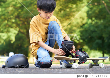 プロテクターを装着する男の子 プロテクターを装着する男の子 80714755