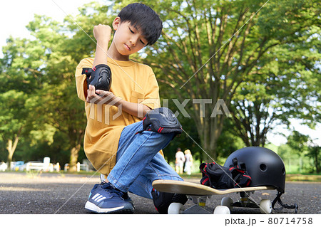 プロテクターを装着する男の子 80714758