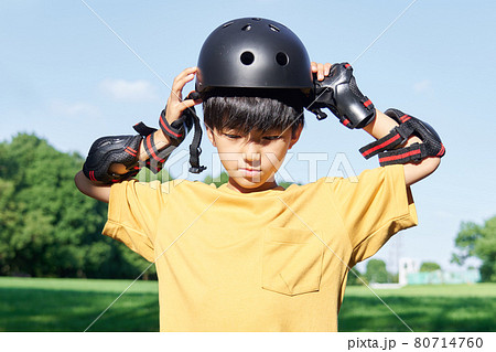 ヘルメットを装着する男の子 80714760