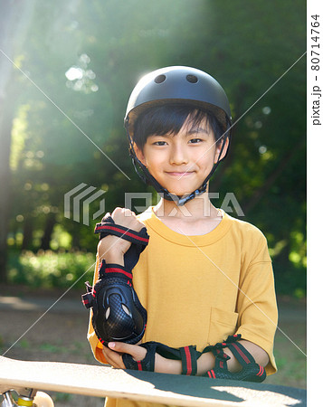 プロテクターを装着する男の子 80714764
