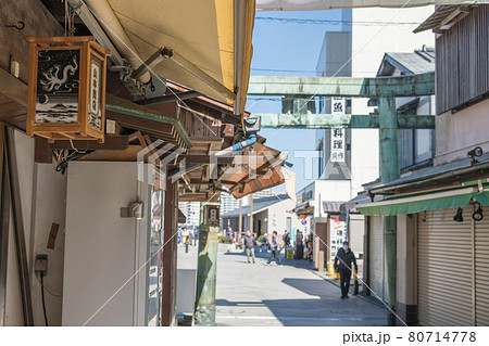 【江の島　江の島弁財天仲見世通り商店街】 80714778