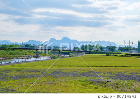 碓氷川 妙義山方向 西毛総合運動公園付近 初夏の風景 碓氷川 妙義山方向 西毛総合運動公園付近 初夏の風景 80714843