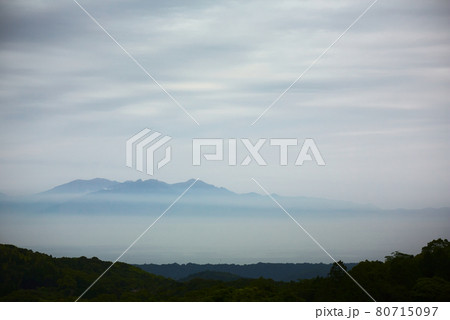 曇天の雲の中に浮かぶ高隈山系 曇天の雲の中に浮かぶ高隈山系 80715097