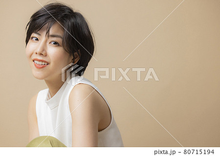 ショートヘアの女性　ベージュ 80715194