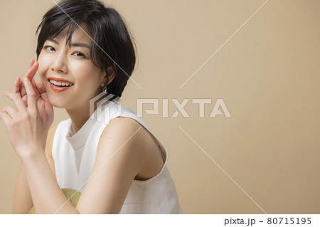 ショートヘアの女性　ベージュ 80715195
